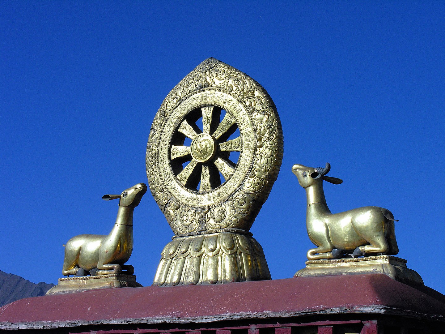 Dharma wheel and two deer